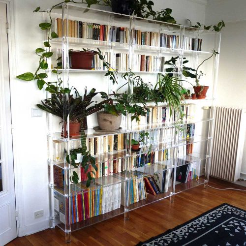 Bibliothèque transparente en Plexiglass